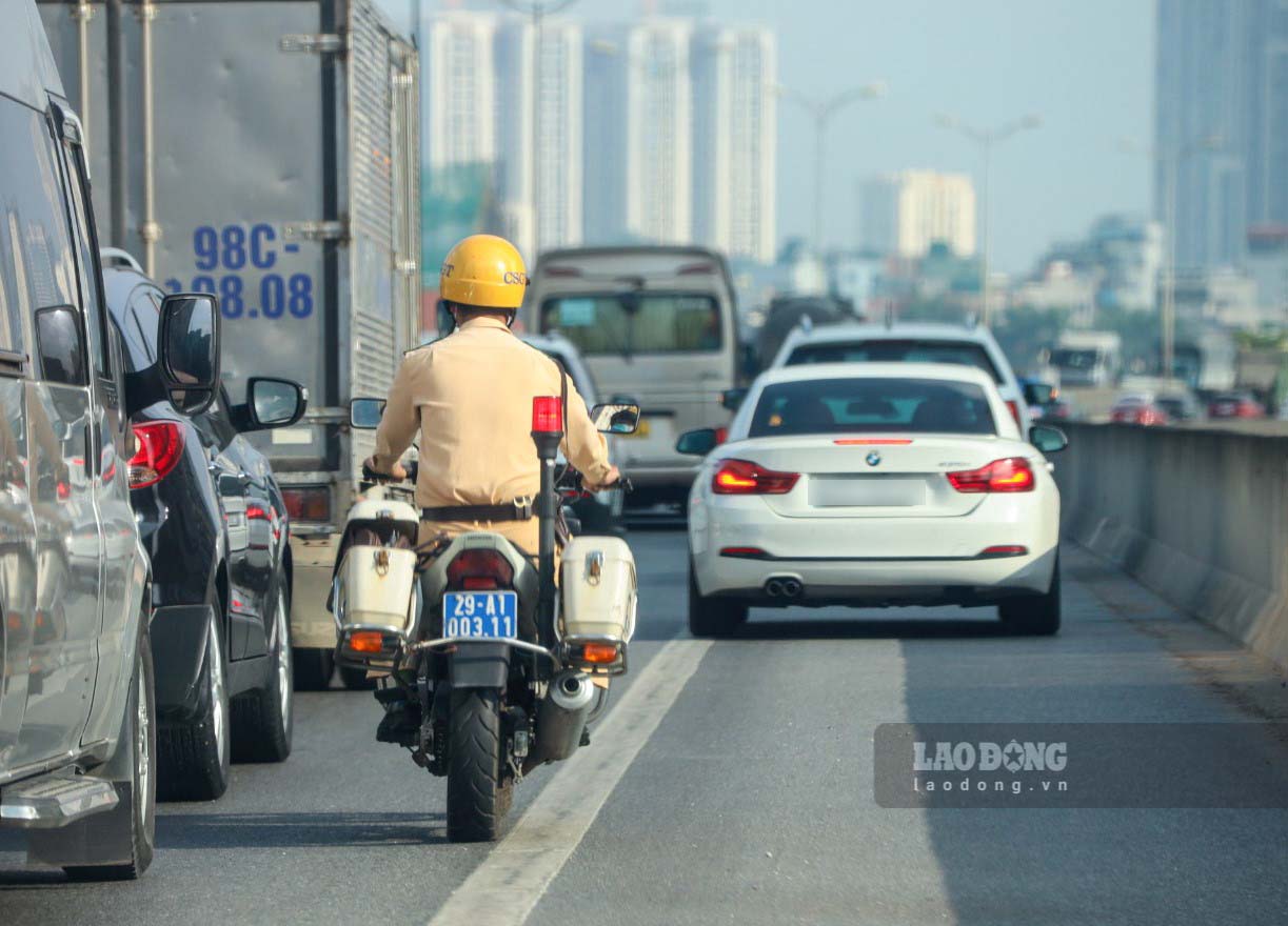 Lực lượng chức năng tuần tra, xử lý phương tiện đi vào làn khẩn cấp trên cao tốc Vành đai 3. Ảnh: Tô Thế