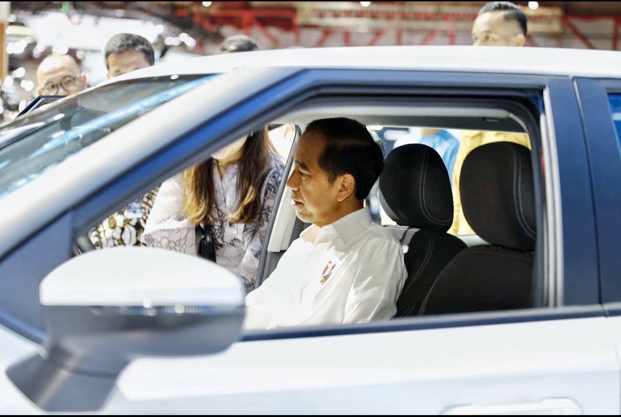 Vinfast mở màn đầu năm quá đỉnh: Chính thức giới thiệu dải xe điện tay lái nghịch và được đích thân tổng thống Indonesia ký tặng lên xe