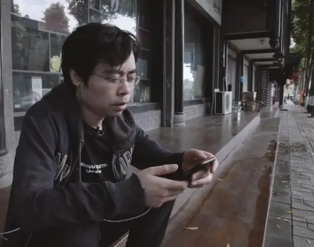 Thạc sĩ thất nghiệp đi làm shipper, 12 năm bám trụ ở thành phố lớn chỉ tiết kiệm được 340.000 đồng: "35 tuổi quả là cái hố đau đớn" - Ảnh 4. Thạc sĩ thất nghiệp đi làm shipper, 12 năm bám trụ ở thành phố lớn chỉ tiết kiệm được 340.000 đồng: "35 tuổi quả là cái hố đau đớn" - Ảnh 4.