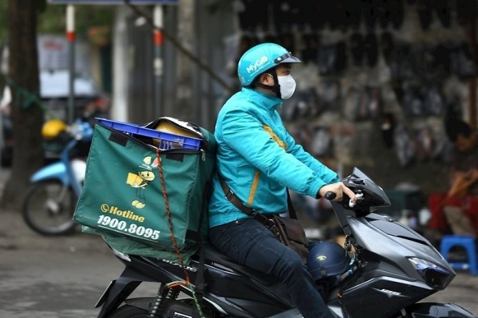 Thạc sĩ thất nghiệp đi làm shipper, 12 năm bám trụ ở thành phố lớn chỉ tiết kiệm được 340.000 đồng: '35 t;uổi quả là cái hố đau đớn'
