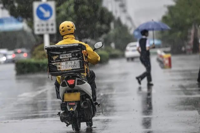Thạc sĩ thất nghiệp đi làm shipper, 12 năm bám trụ ở thành phố lớn chỉ tiết kiệm được 340.000 đồng: "35 tuổi quả là cái hố đau đớn" - Ảnh 2. Thạc sĩ thất nghiệp đi làm shipper, 12 năm bám trụ ở thành phố lớn chỉ tiết kiệm được 340.000 đồng: "35 tuổi quả là cái hố đau đớn" - Ảnh 2.
