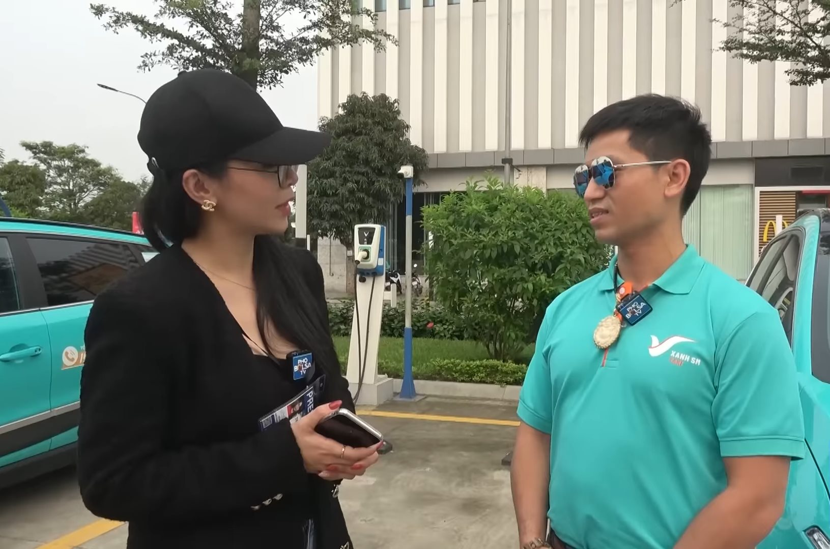 Tài xế chạy taxi 20 năm vừa gia nhập Xanh SM: "Xe điện có lợi thế rất nhiều khi kinh doanh dịch vụ" - Ảnh 1. Tài xế chạy taxi 20 năm vừa gia nhập Xanh SM: "Xe điện có lợi thế rất nhiều khi kinh doanh dịch vụ" - Ảnh 1.