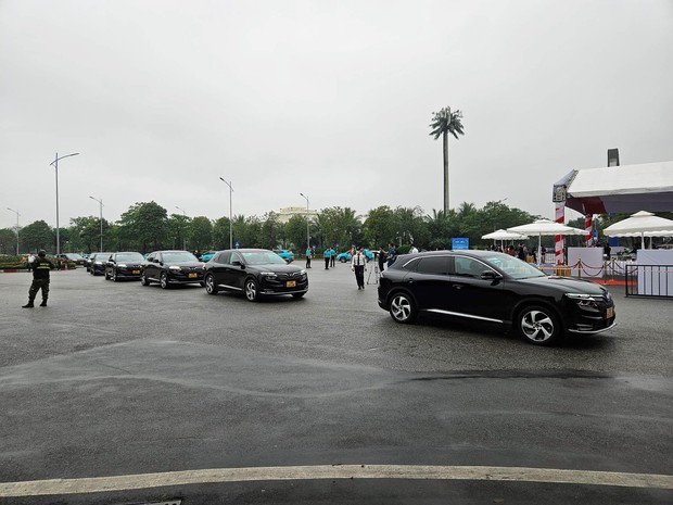 Taxi điện cao cấp VF8: Tài xế mặc vest như doanh nhân, trải nghiệm dịch vụ sang chảnh chẳng khác nào chủ tịch - Ảnh 10. Taxi điện cao cấp VF8: Tài xế mặc vest như doanh nhân, trải nghiệm dịch vụ sang chảnh chẳng khác nào chủ tịch - Ảnh 10.