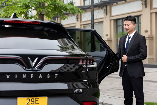 Taxi điện cao cấp VF8: Tài xế mặc vest như doanh nhân, trải nghiệm dịch vụ sang chảnh chẳng khác nào chủ tịch - Ảnh 1. Taxi điện cao cấp VF8: Tài xế mặc vest như doanh nhân, trải nghiệm dịch vụ sang chảnh chẳng khác nào chủ tịch - Ảnh 1.