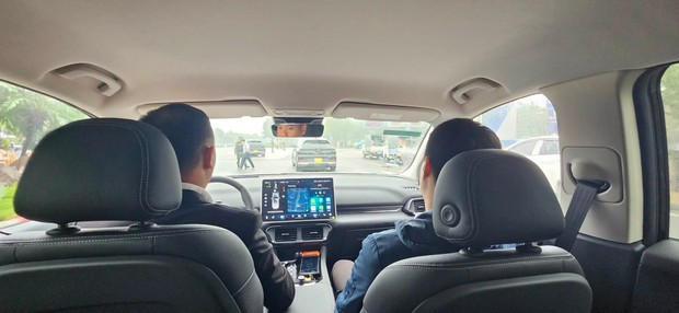 Taxi điện cao cấp VF8: Tài xế mặc vest như doanh nhân, trải nghiệm dịch vụ sang chảnh chẳng khác nào chủ tịch - Ảnh 9. Taxi điện cao cấp VF8: Tài xế mặc vest như doanh nhân, trải nghiệm dịch vụ sang chảnh chẳng khác nào chủ tịch - Ảnh 9.