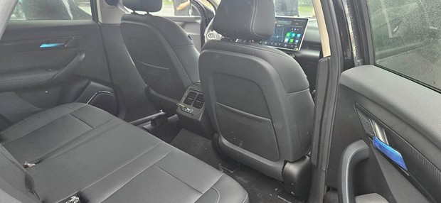Taxi điện cao cấp VF8: Tài xế mặc vest như doanh nhân, trải nghiệm dịch vụ sang chảnh chẳng khác nào chủ tịch - Ảnh 8. Taxi điện cao cấp VF8: Tài xế mặc vest như doanh nhân, trải nghiệm dịch vụ sang chảnh chẳng khác nào chủ tịch - Ảnh 8.