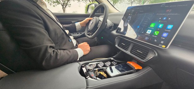 Taxi điện cao cấp VF8: Tài xế mặc vest như doanh nhân, trải nghiệm dịch vụ sang chảnh chẳng khác nào chủ tịch - Ảnh 7. Taxi điện cao cấp VF8: Tài xế mặc vest như doanh nhân, trải nghiệm dịch vụ sang chảnh chẳng khác nào chủ tịch - Ảnh 7.