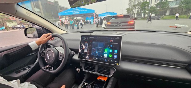 Taxi điện cao cấp VF8: Tài xế mặc vest như doanh nhân, trải nghiệm dịch vụ sang chảnh chẳng khác nào chủ tịch - Ảnh 6. Taxi điện cao cấp VF8: Tài xế mặc vest như doanh nhân, trải nghiệm dịch vụ sang chảnh chẳng khác nào chủ tịch - Ảnh 6.