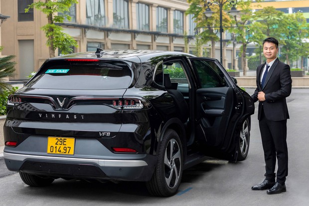 Taxi điện cao cấp VF8: Tài xế mặc vest như doanh nhân, trải nghiệm dịch vụ sang chảnh chẳng khác nào chủ tịch - Ảnh 5. Taxi điện cao cấp VF8: Tài xế mặc vest như doanh nhân, trải nghiệm dịch vụ sang chảnh chẳng khác nào chủ tịch - Ảnh 5.