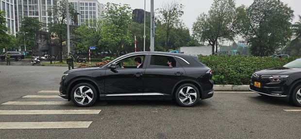 Taxi điện cao cấp VF8: Tài xế mặc vest như doanh nhân, trải nghiệm dịch vụ sang chảnh chẳng khác nào chủ tịch - Ảnh 4. Taxi điện cao cấp VF8: Tài xế mặc vest như doanh nhân, trải nghiệm dịch vụ sang chảnh chẳng khác nào chủ tịch - Ảnh 4.