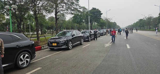 Taxi điện cao cấp VF8: Tài xế mặc vest như doanh nhân, trải nghiệm dịch vụ sang chảnh chẳng khác nào chủ tịch - Ảnh 3. Taxi điện cao cấp VF8: Tài xế mặc vest như doanh nhân, trải nghiệm dịch vụ sang chảnh chẳng khác nào chủ tịch - Ảnh 3.