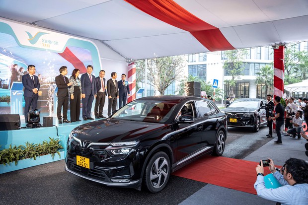 Taxi điện cao cấp VF8: Tài xế mặc vest như doanh nhân, trải nghiệm dịch vụ sang chảnh chẳng khác nào chủ tịch - Ảnh 2. Taxi điện cao cấp VF8: Tài xế mặc vest như doanh nhân, trải nghiệm dịch vụ sang chảnh chẳng khác nào chủ tịch - Ảnh 2.