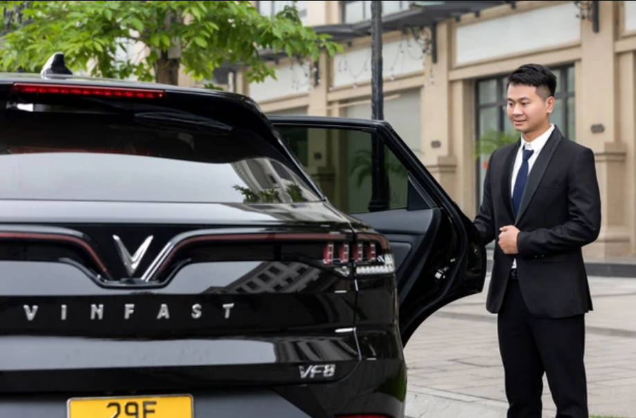 Taxi điện cao cấp VF8: Tài xế ‘sơ vin đóng thùng’ như doanh nhân, dịch vụ sang chảnh ‘hết nấc’, có yêu cầu cao hơn các hãng xe khác