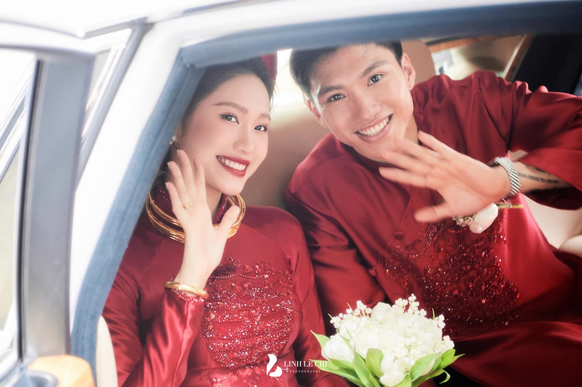Mẹ xách túi trăm triệu, bố lái G63 đưa con gái về nhà chồng, gia thế vợ của Đoàn Văn Hậu khủng cỡ nào? - ảnh 1 Mẹ xách túi trăm triệu, bố lái G63 đưa con gái về nhà chồng, gia thế vợ của Đoàn Văn Hậu khủng cỡ nào? - ảnh 1
