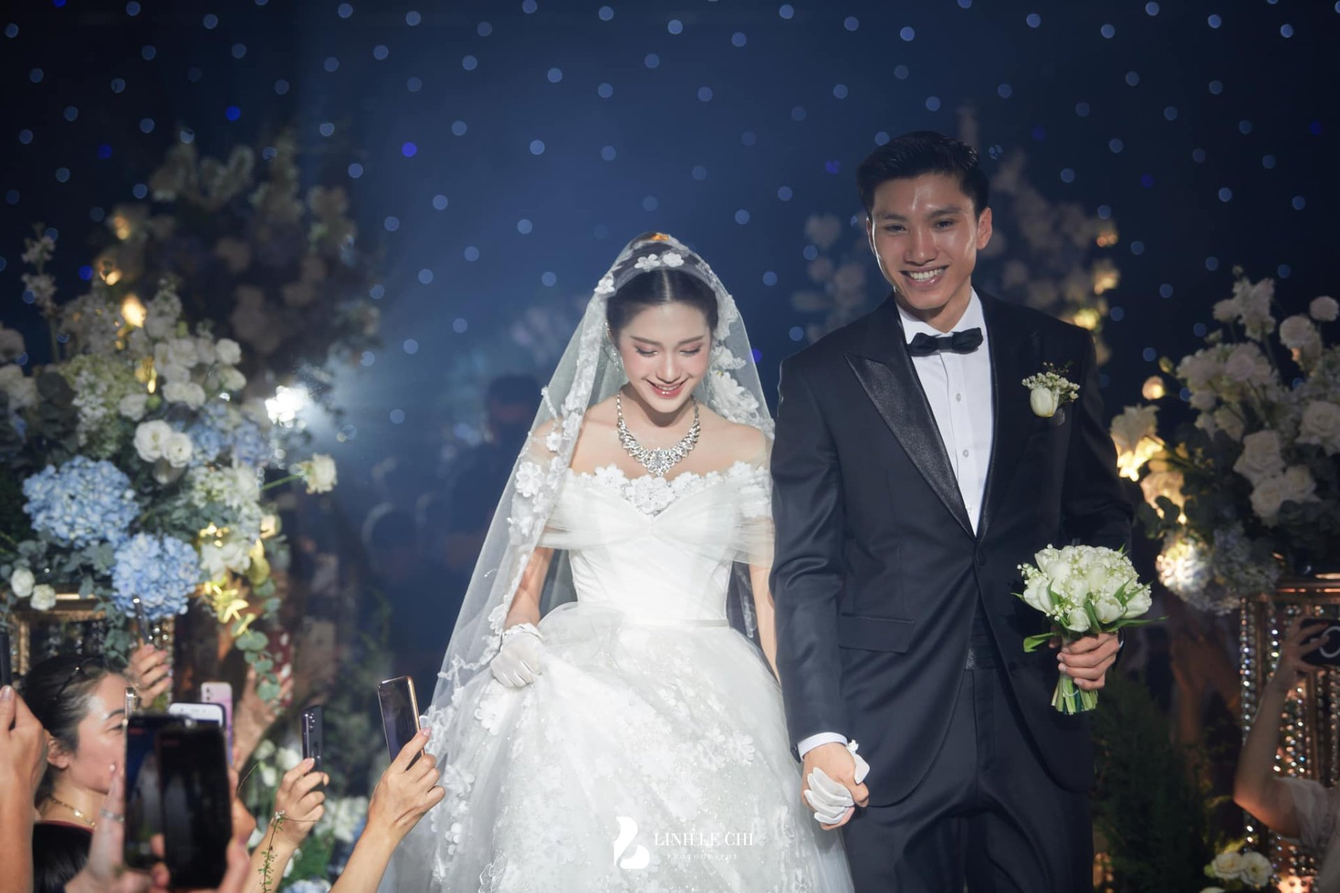 Mẹ xách túi trăm triệu, bố lái G63 đưa con gái về nhà chồng, gia thế vợ của Đoàn Văn Hậu khủng cỡ nào? - ảnh 2 Mẹ xách túi trăm triệu, bố lái G63 đưa con gái về nhà chồng, gia thế vợ của Đoàn Văn Hậu khủng cỡ nào? - ảnh 2