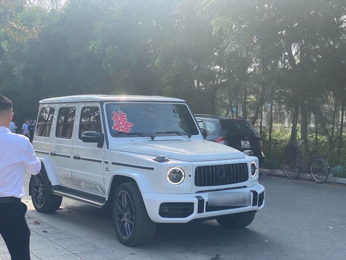 Mẹ xách túi trăm triệu, bố lái G63 đưa con gái về nhà chồng, gia thế vợ của Đoàn Văn Hậu khủng cỡ nào? - ảnh 4 Mẹ xách túi trăm triệu, bố lái G63 đưa con gái về nhà chồng, gia thế vợ của Đoàn Văn Hậu khủng cỡ nào? - ảnh 4