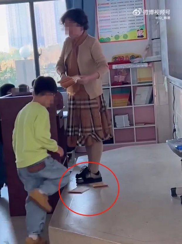 Nhìn xuống chân cô giáo, cư dân mạng phát hiện điều bất thường: Quá phản sư phạm - Ảnh 2. Nhìn xuống chân cô giáo, cư dân mạng phát hiện điều bất thường: Quá phản sư phạm - Ảnh 2.