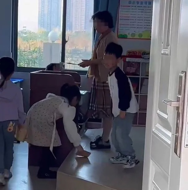 Nhìn xuống chân cô giáo, cư dân mạng phát hiện điều bất thường: Quá phản sư phạm - Ảnh 1. Nhìn xuống chân cô giáo, cư dân mạng phát hiện điều bất thường: Quá phản sư phạm - Ảnh 1.