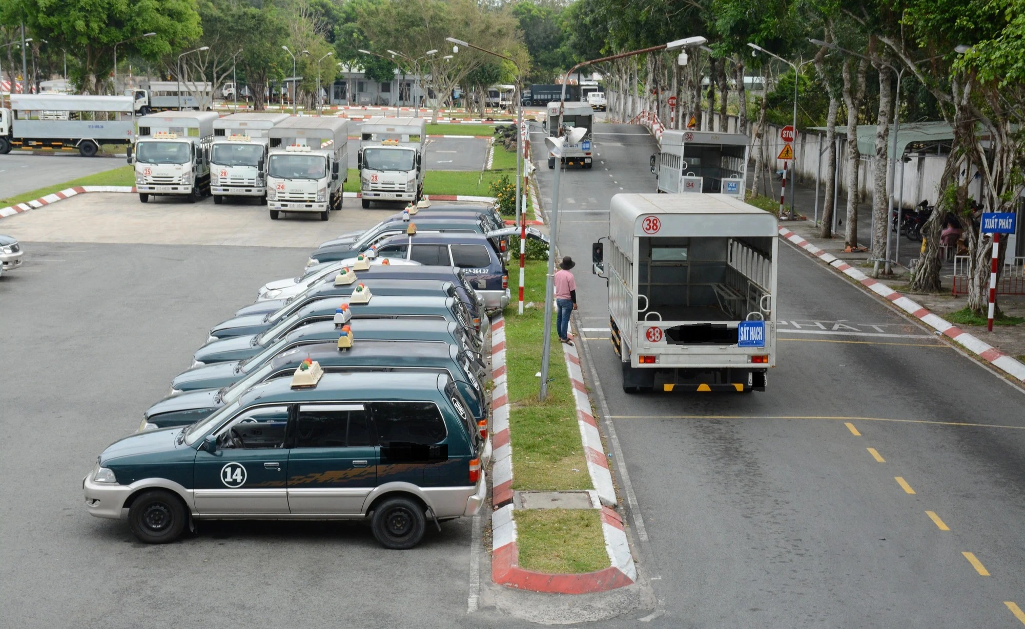 Hà Nội chốt giá dịch vụ đào tạo lái xe hạng B2 là 15,59 triệu đồng - Ảnh 1. Hà Nội chốt giá dịch vụ đào tạo lái xe hạng B2 là 15,59 triệu đồng - Ảnh 1.