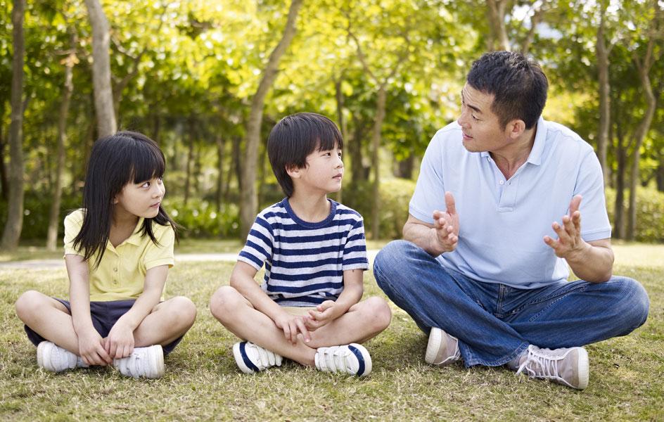 'Nhà mình nghèo, không có tiền đâu!' - Cách dạy dễ khiến trẻ hình thành tâm lý tự ti