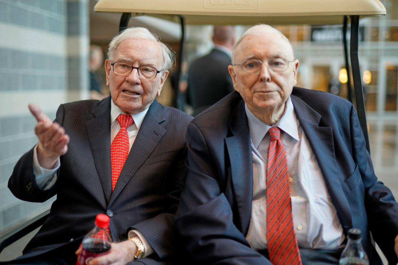 Tỷ phú Warren Buffett và kỷ nguyên của các CEO 100 tuổi không chịu 'nhường ngôi' cho lớp kế cận