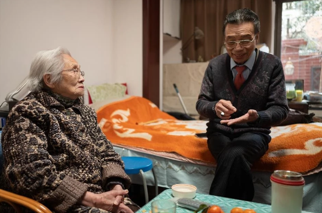 Hơn 100 tuổi vẫn đam mê chứng khoán, 'Cụ già chơi chứng” Zhou Hongbao thảnh thơi kiếm 340 triệu đồng mỗi tháng nhờ lệnh mua bán mỗi ngày