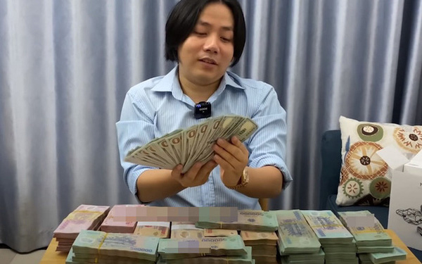 Khoa Pug nhiều lần khoe tiền trên kênh YouTube của mình. Khoa Pug nhiều lần khoe tiền trên kênh YouTube của mình.