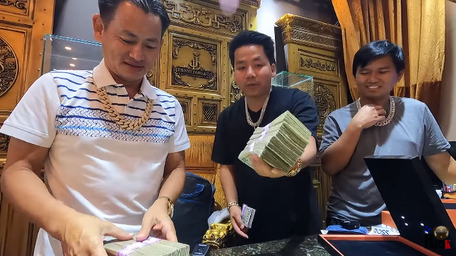 Khoa Pug bỏ ra gần 1 tỷ đồng để mua dây chuyền kim cương của Johnny Dang. Khoa Pug bỏ ra gần 1 tỷ đồng để mua dây chuyền kim cương của Johnny Dang.