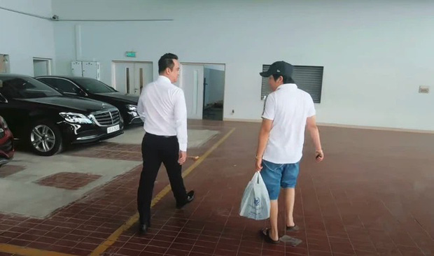 Khoa Pug dùng túi ni lông xách tiền đi mua xế hộp tiền tỷ. Khoa Pug dùng túi ni lông xách tiền đi mua xế hộp tiền tỷ.