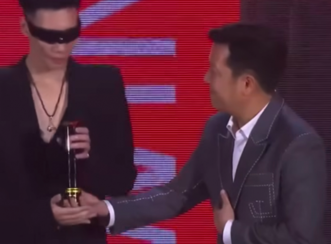 Thái độ rất h.ỗn của MCK khi 'lơ đẹp' Trường Giang và Nhã Phương khi lên nhận giải, mặt lạnh như băng không cúi chào đàn anh, đàn chị: 'Là Rapper thì phải ngầu và ngông như thế nó mới chất'
