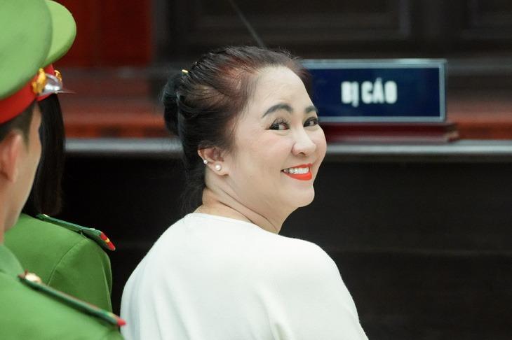 Bà Nguyễn Phương Hằng: 'Hơn 2 năm tù tội, hôm nay bị cáo hạnh phúc nhất'