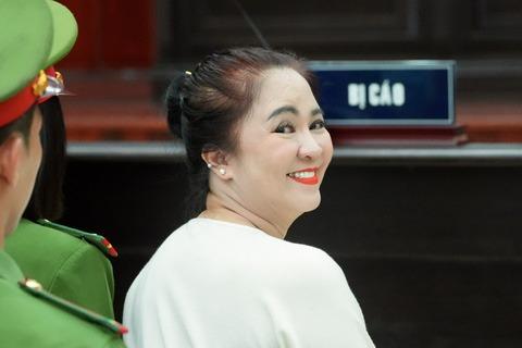 Bà Nguyễn Phương Hằng “tỏa sáng” tại tòa sáng nay, nói câu nào, thấm câu đấy!