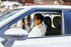 Vinfast mở màn đầu năm quá đỉnh: Chính thức giới thiệu dải xe điện tay lái nghịch và được đích thân tổng thống Indonesia ký tặng lên xe