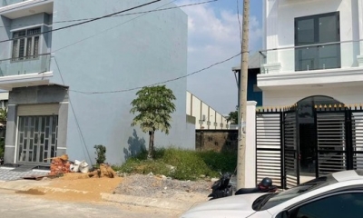 Nỗi khổ của chủ đất nền: “Tôi phải chờ cho người ta bán hết hàng rẻ đã, may ra mới bán được của mình”