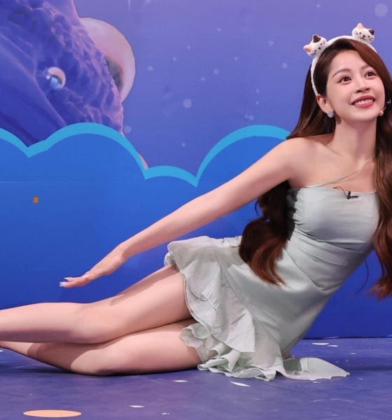 Chi Pu tiếp tục gây tiếng vang lớn với đôi chân '10 điểm không có nhưng' tại show Hello Saturday